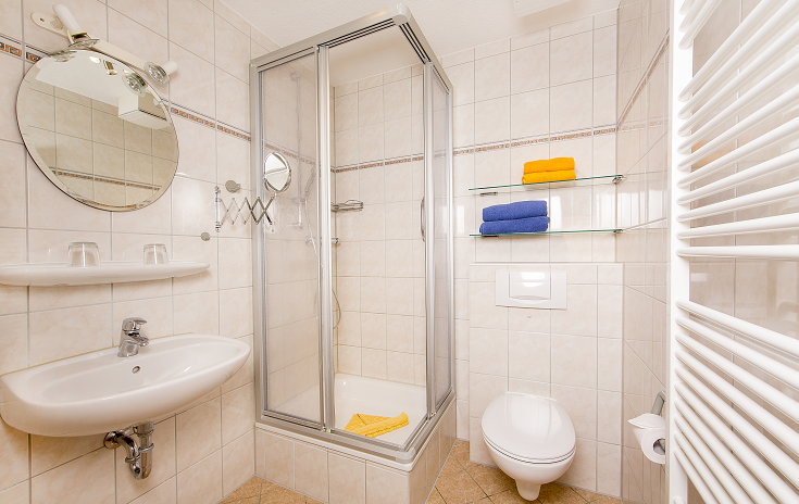 Badezimmer mit Dusche und WC in der Ferienwohnung Ahlbeck